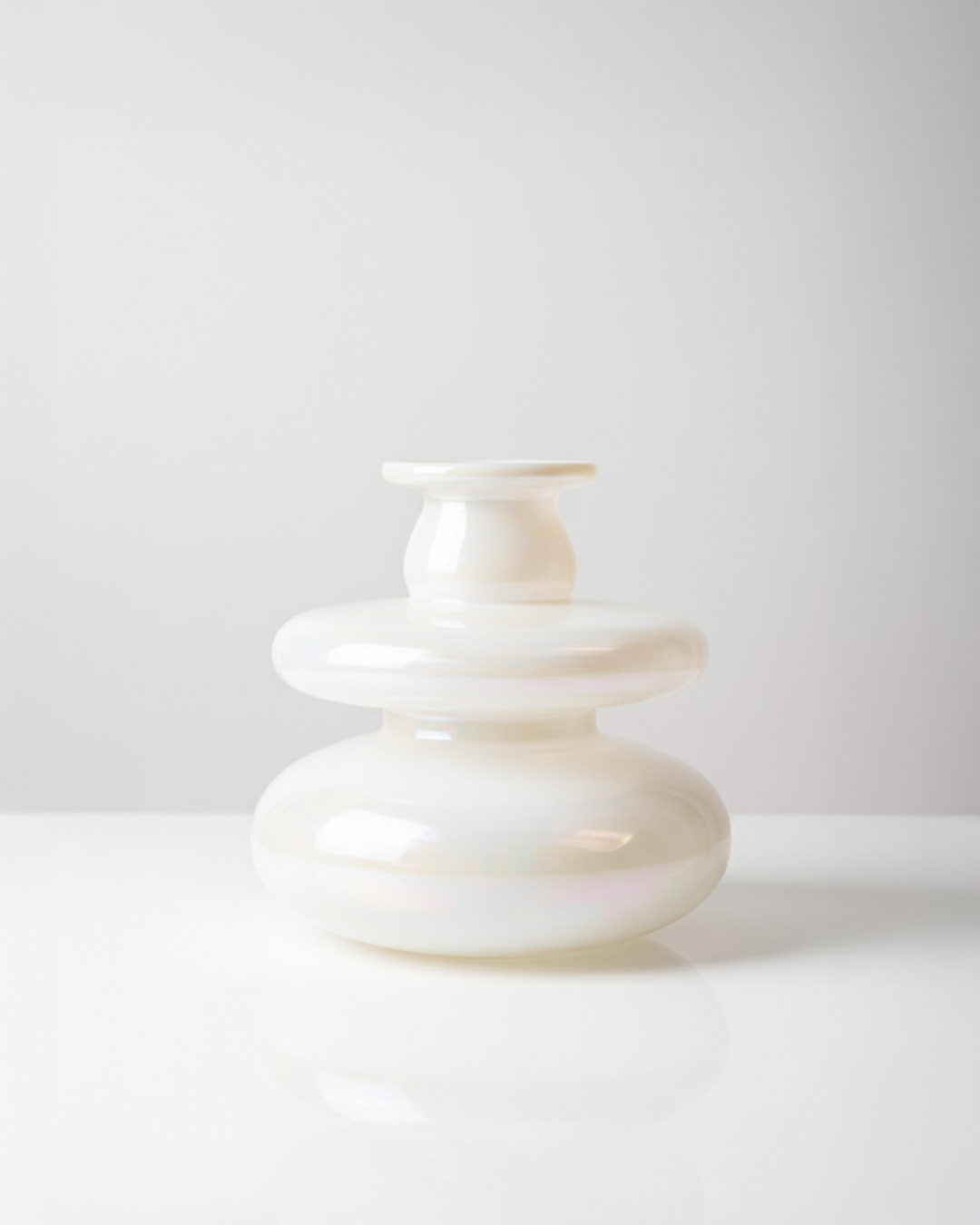Mugen Loft Vase in opal handblown glass